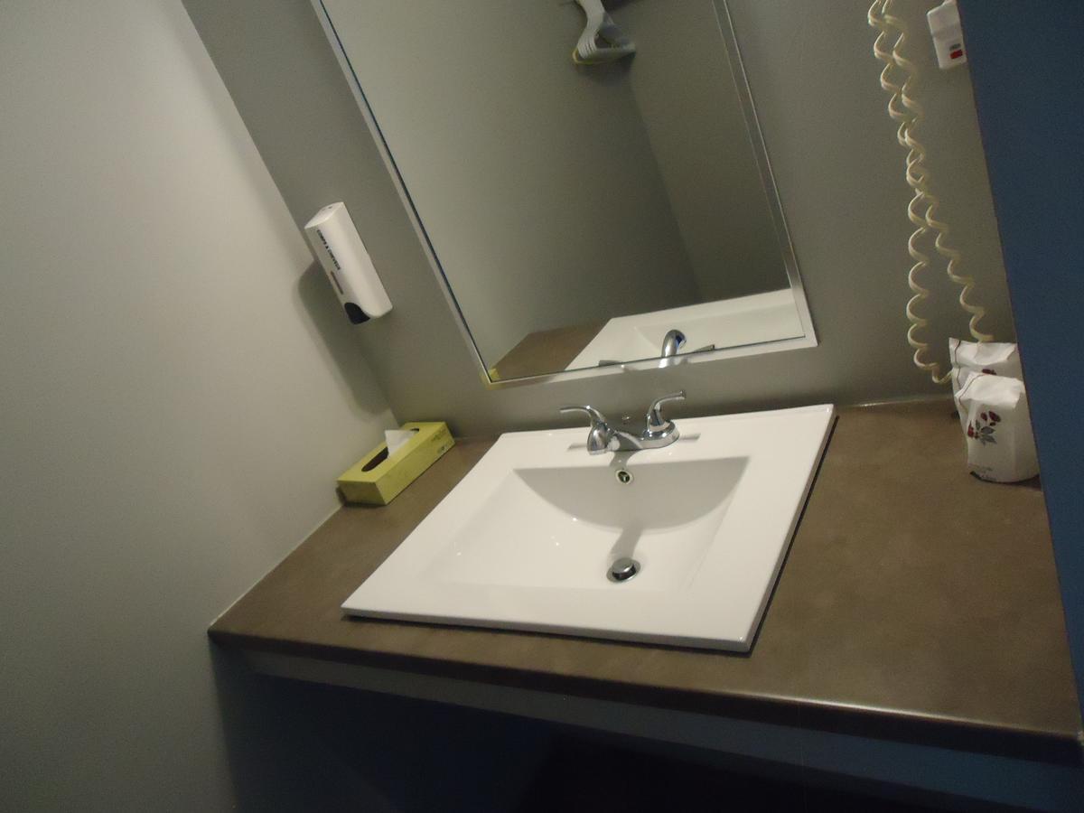 Motel Le Rond Point Metabetchouan Dış mekan fotoğraf
