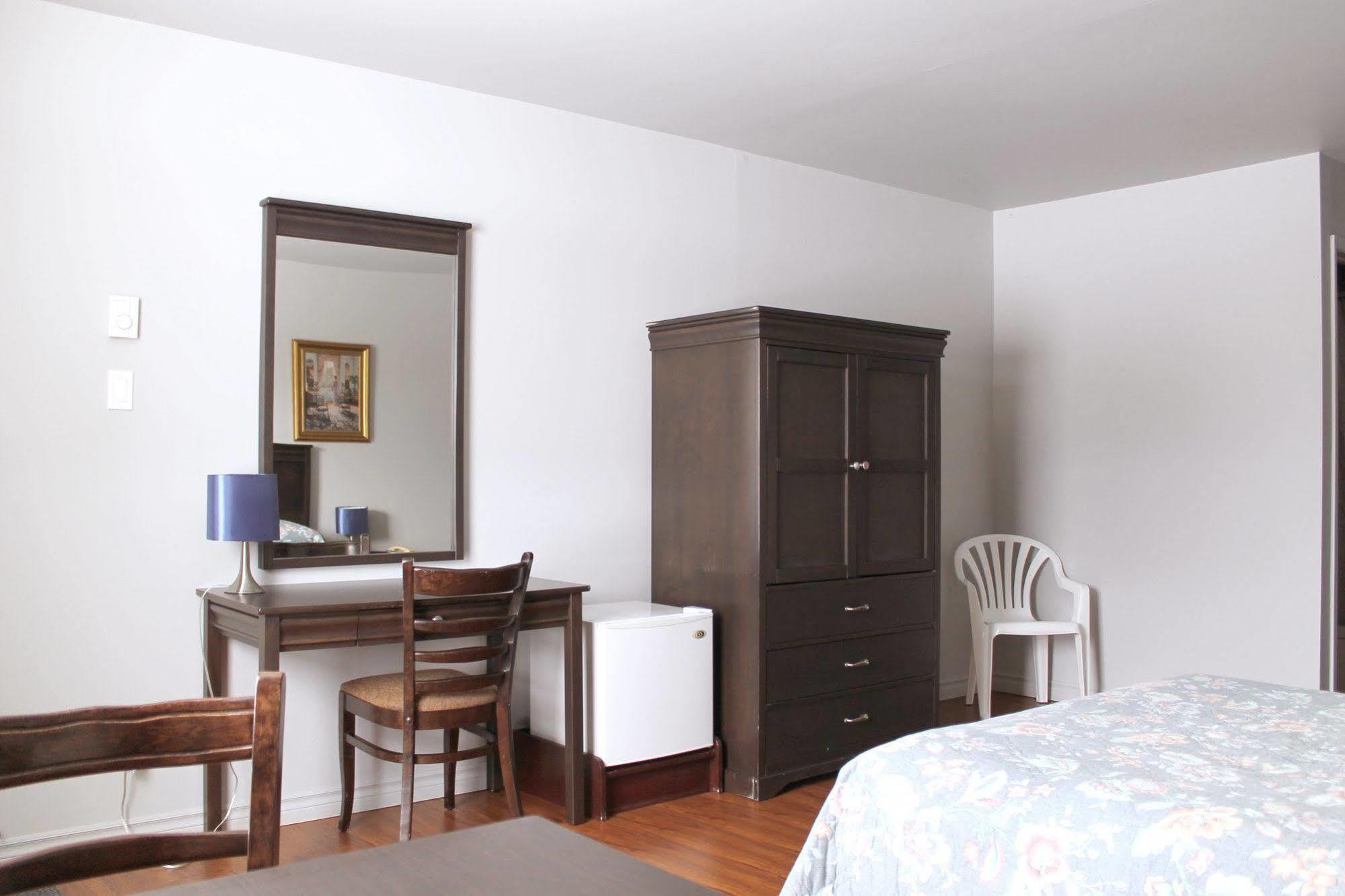 Motel Le Rond Point Metabetchouan Dış mekan fotoğraf