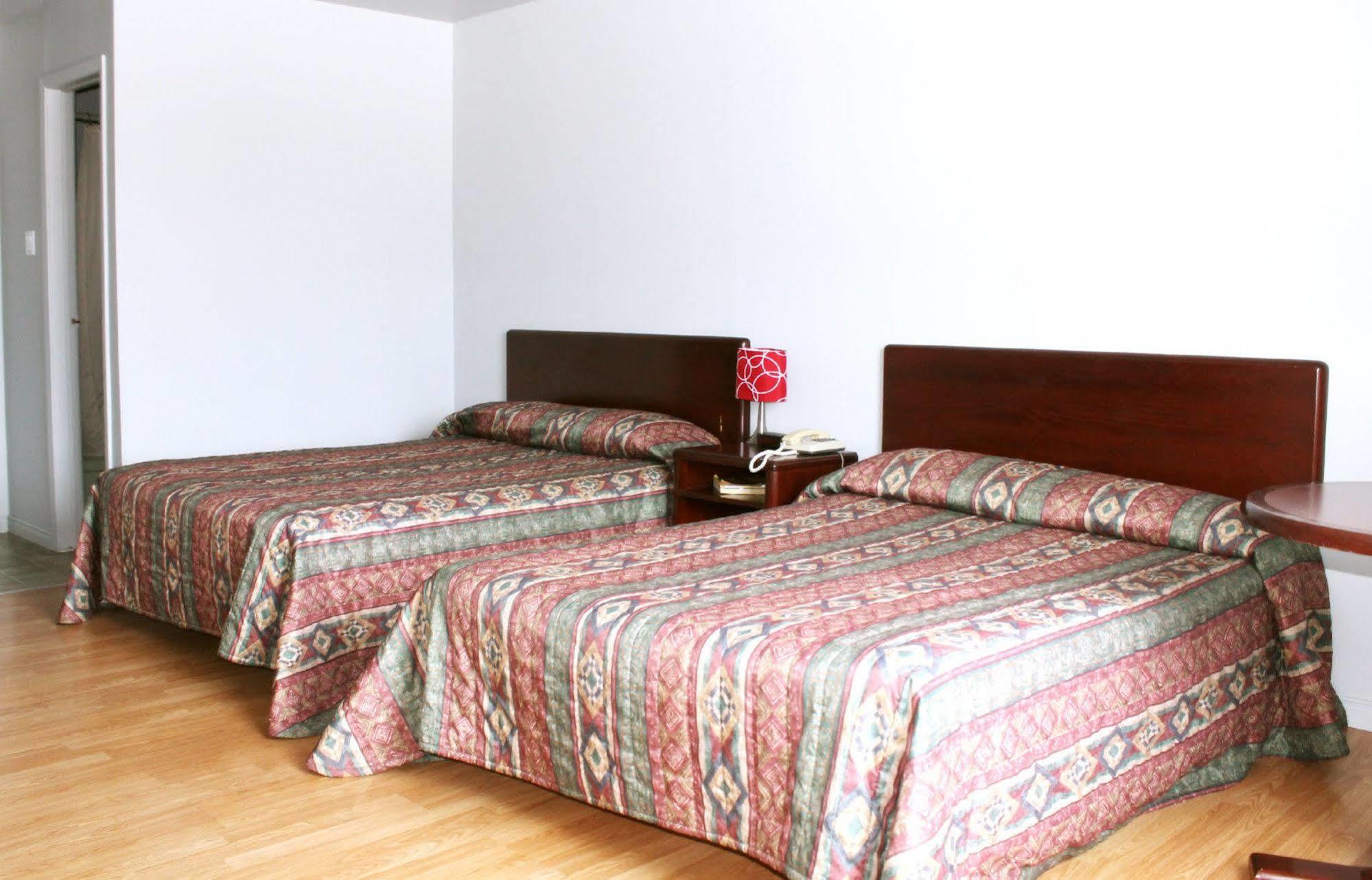 Motel Le Rond Point Metabetchouan Dış mekan fotoğraf