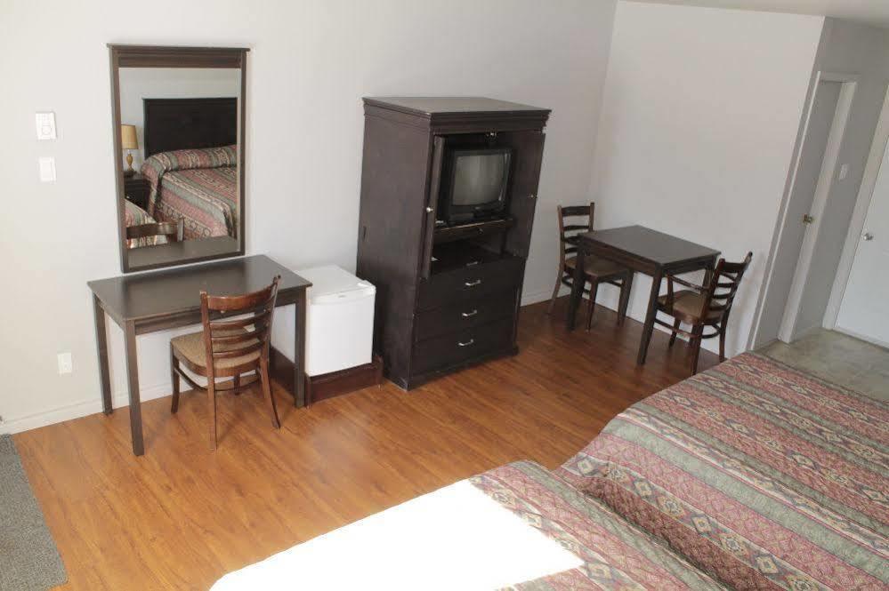 Motel Le Rond Point Metabetchouan Dış mekan fotoğraf