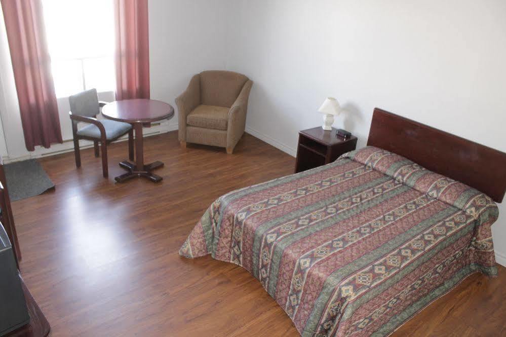 Motel Le Rond Point Metabetchouan Dış mekan fotoğraf
