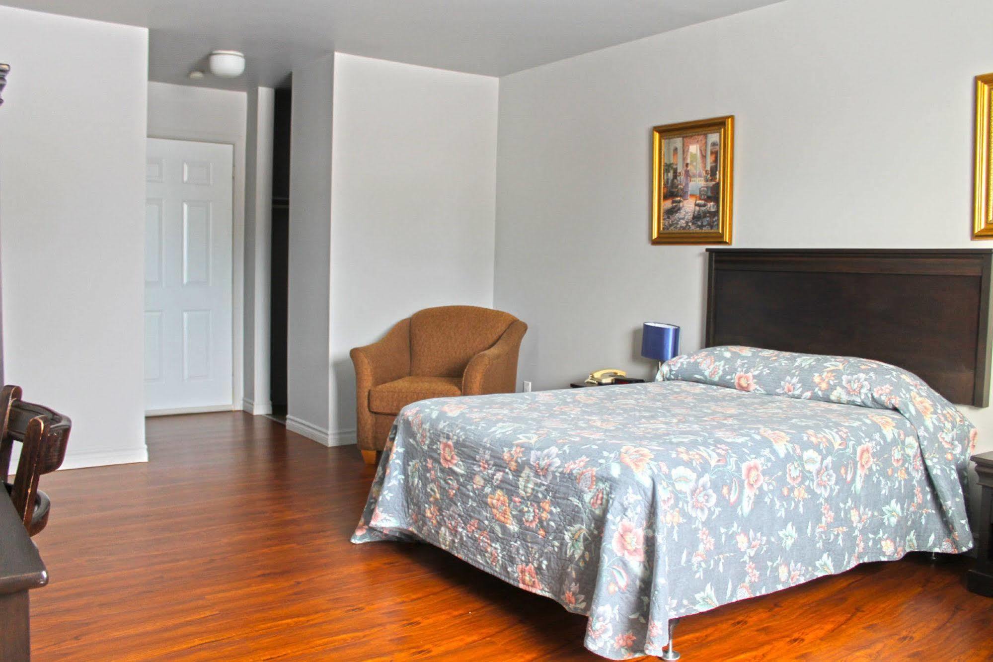 Motel Le Rond Point Metabetchouan Dış mekan fotoğraf