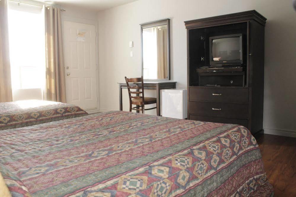 Motel Le Rond Point Metabetchouan Dış mekan fotoğraf