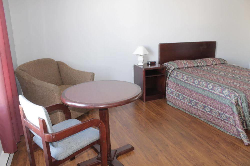 Motel Le Rond Point Metabetchouan Dış mekan fotoğraf