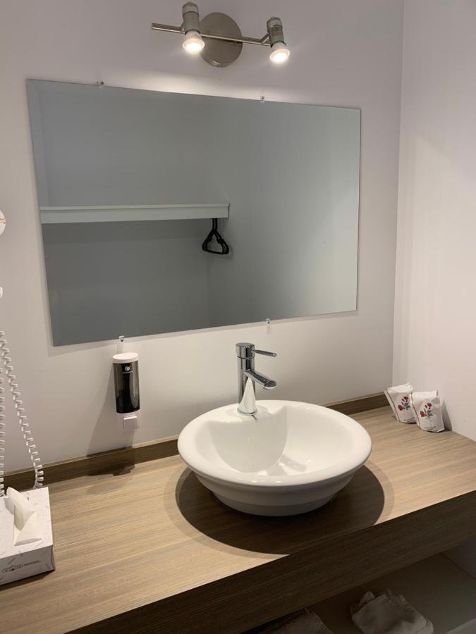 Motel Le Rond Point Metabetchouan Dış mekan fotoğraf